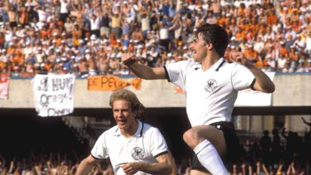 14. Juni 1980 in Neapel: Schon bei der Europameisterschaft 1980 kommt es zu einem Wiedersehen der Erzrivalen. Beim deutschen 3:2-Sieg erzielt Stürmer Klaus Allofs (r.) alle drei Tore (20., 60., 66.). Die DFB-Elf unter Jupp Derwall bezwingt Belgien im Finale mit 2:1 und wird zum zweiten Mal Europameister