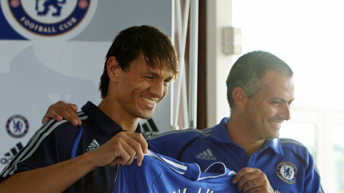 Khalid Boulahrouz wechselt zu Beginn der Saison 2006/2007 vom Hamburger SV zum FC Chelsea und sorgt damit für negative Schlagzeilen. Der Grund: Er soll beim CL-Qualispiel des HSV gegen Osasuna eine Verletzung vorgetäuscht haben, um seinen Wechsel zu Chelsea zu ermöglichen