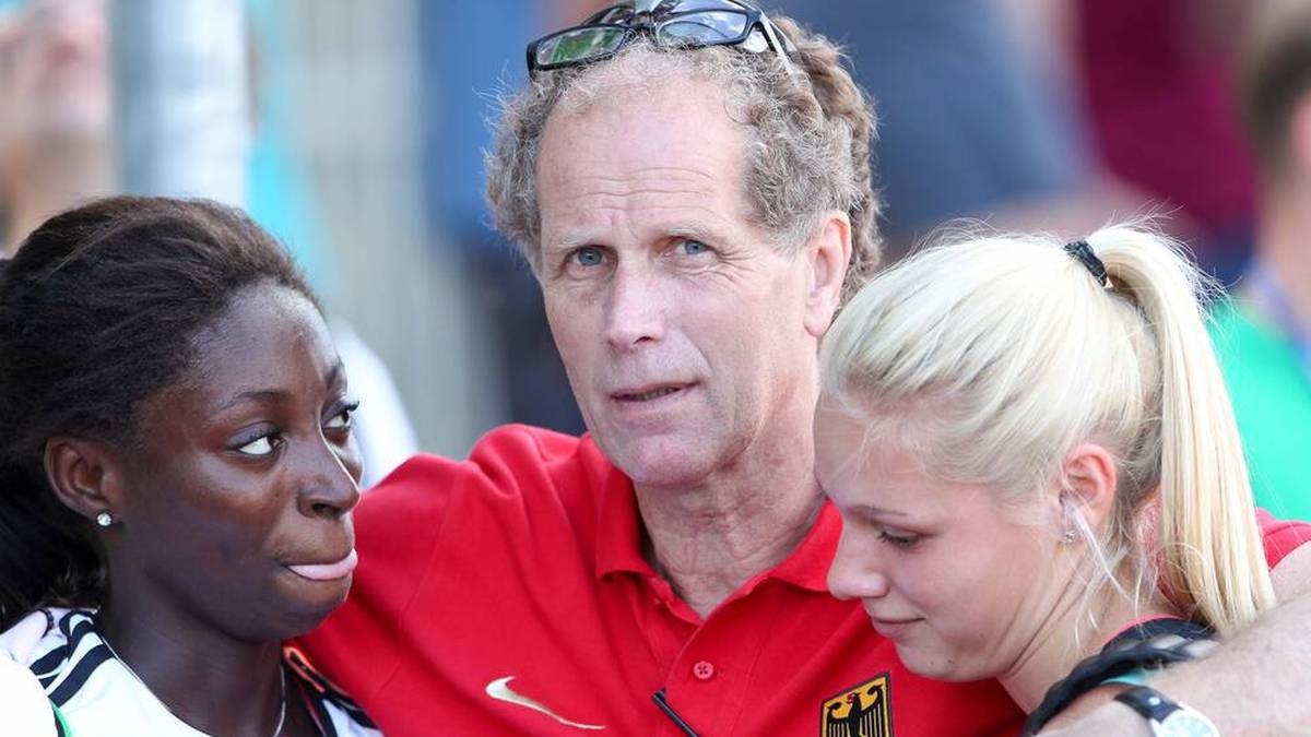 U23-Bundestrainer Dietmar Chounard mit Lisa-Marie Kwayie (.) und Lisa Mayer