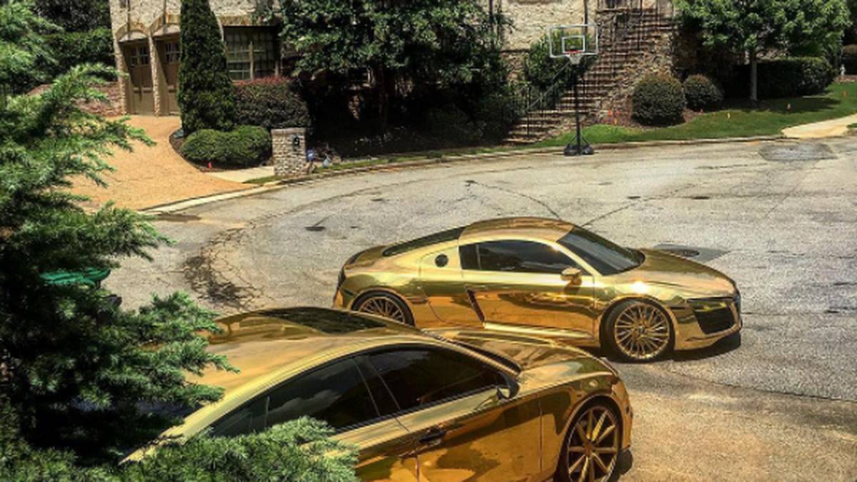 Aber auch zwei Flitzer in seiner Lieblingsfarbe stehen auf dem Parplatz seines luxuriösen Eigenheims