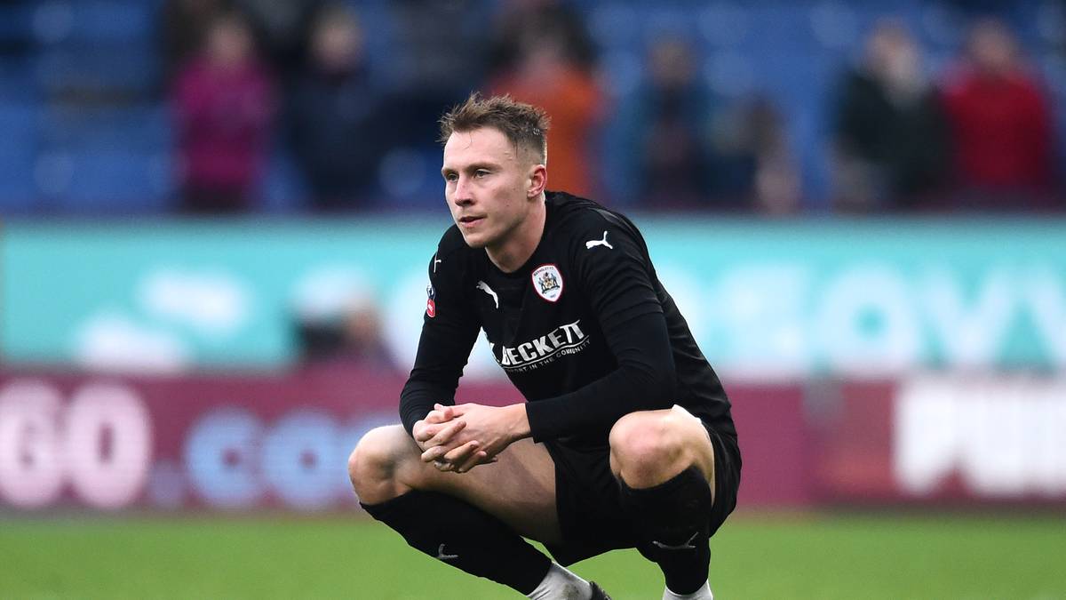 "Einen Trainer zu haben, der einen anderen Trainer im Spielertunnel physisch angreift, ist widerlich, er hat unserem Trainer eine blutende Wunde im Gesicht verpasst!! Menschen wie Du (Barton; Anm. d. Red.) verdienen keinen Platz im Fußball. Du bist schmutzig", twitterte der Barnsley-Stürmer - löschte den Tweet später aber wieder