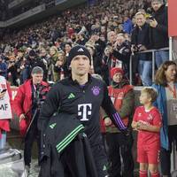 Bei Bayern München findet sich Thomas Müller in ungewohnter Rolle wieder. Für Lothar Matthäus steht der Ur-Bayer am Scheideweg. Auch ein Abgang sei denkbar.