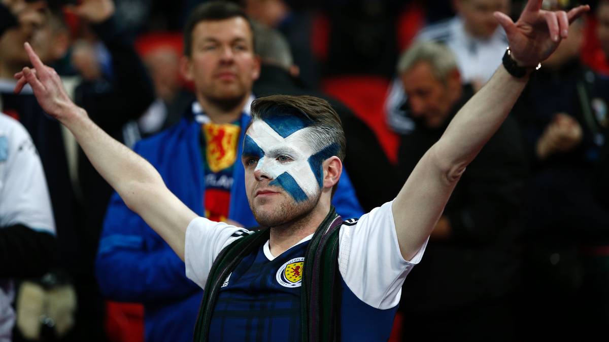 Für das Quali-Duell der Erzrivalen haben sich die Anhänger im Londoner Wembley Stadion spezielle Outfits ausgesucht