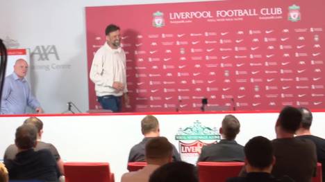 Jürgen Klopp kam am Freitag mit Verspätung zu seiner vorletzten Liverpooler Pressekonferenz und scherzte, es sei ihm egal.