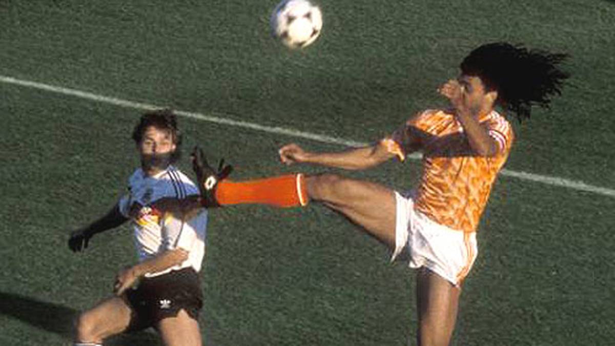 21. Juni 1988 in Hamburg: Beim EM-Halbfinale in Deutschland gießt Oranje-Kapitän Ruud Gullit (r.) bereits vor der Partie Öl ins Feuer und brüllt: "Wir fressen sie auf!"