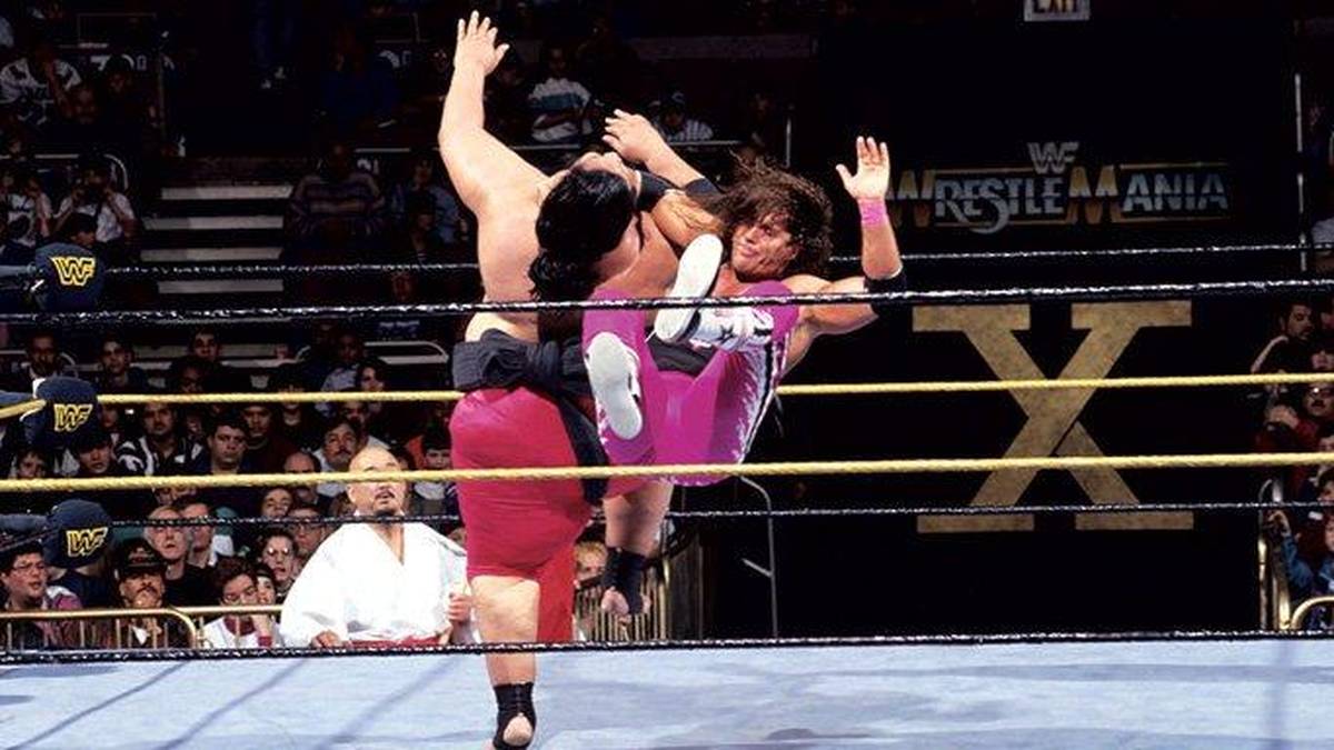 WRESTLEMANIA X: BRET HART besiegt YOKOZUNA. Ein Jahr zuvor noch um den Sieg betrogen, tritt Hart 1994 das Erbe von Hogan an, bezwingt Yokozuna und wird diesmal Champion