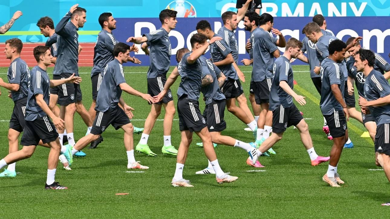 DFB-Stars genießen Merkel-Gespräch