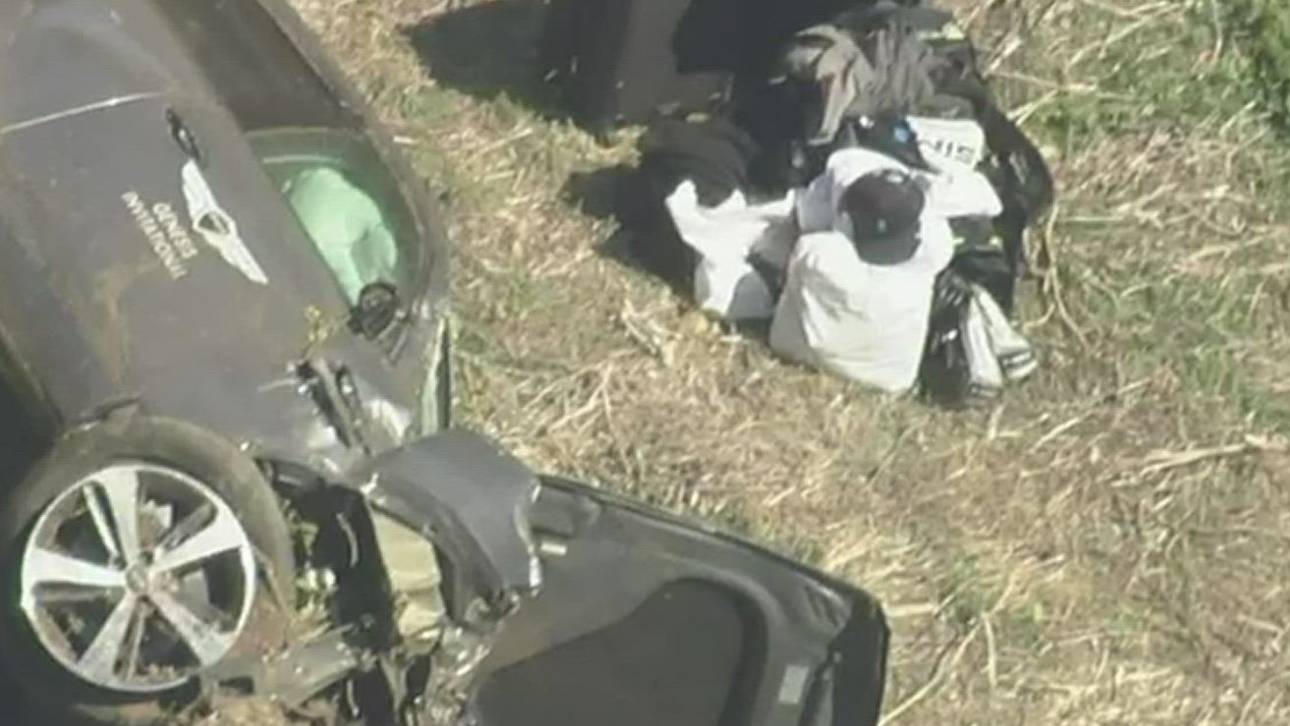 Der Wagen von Tiger Woods blieb neben der Straße auf der Seite liegen