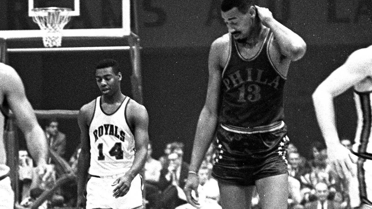 Die NBA-Legenden Oscar Robertson (l.) und Wilt Chamberlain im Jahr 1964