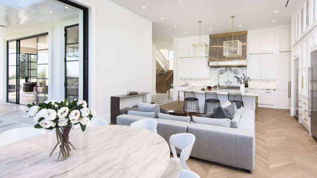 Weiter geht's im Innenbereich. Auch hier wird deutlich: LeBron ist ein Freund der Farbe Weiß. Das Wohnzimmer ist stylisch, aber auch gemütlich