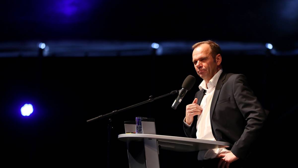 Dennoch sieht der neue Boss den HSV "gut aufgestellt, die Weichen zu stellen" für eine rosige Zukunft - zur Not mit einem Zwischenaufenthalt in Liga zwei. Hoffmann verkündet außerdem: "Hier werden nicht die Räder stillstehen"