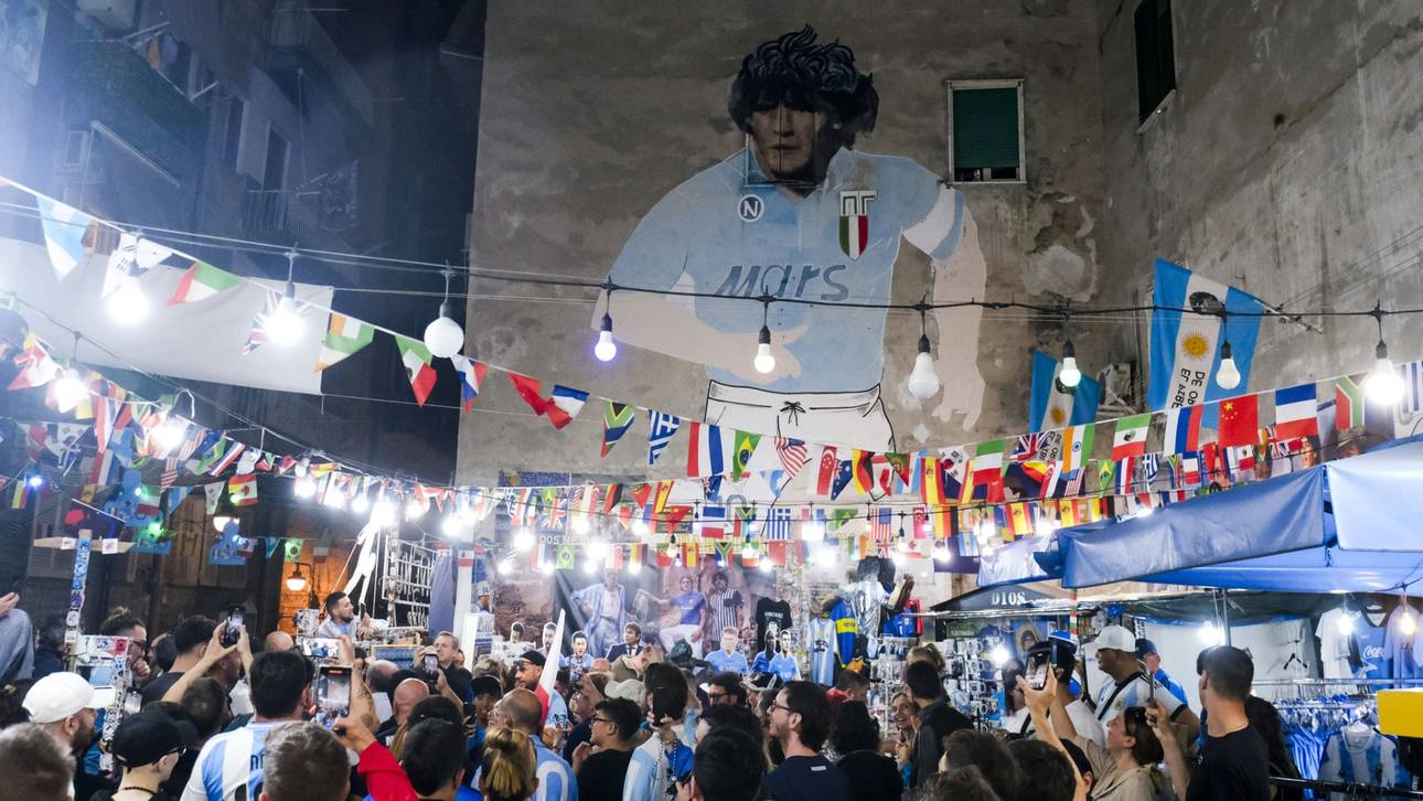Maradona-Bild zieht Massen an