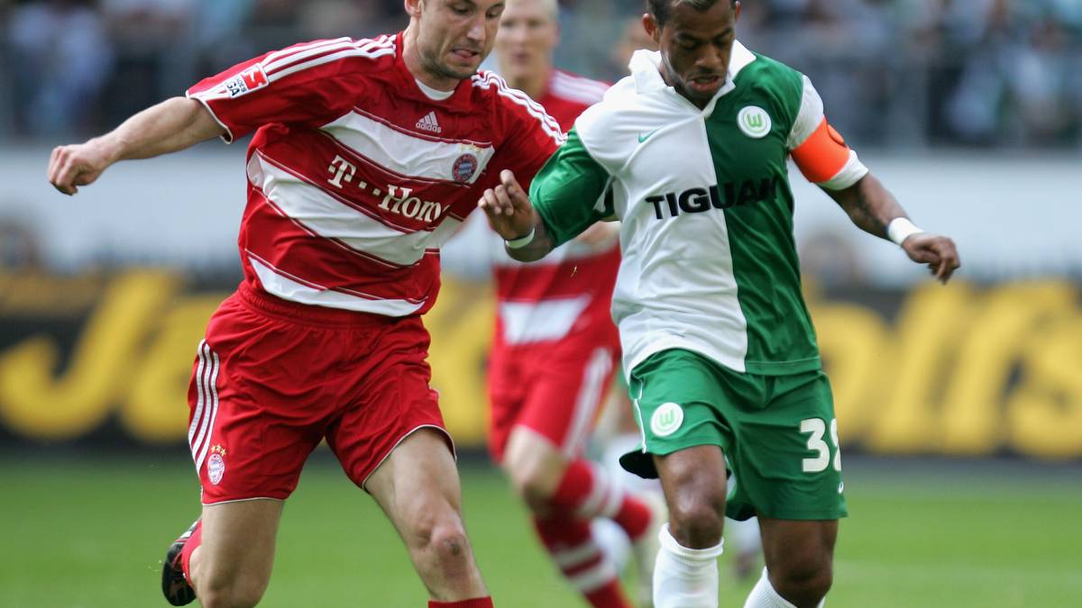 PLATZ 7 - Saison 2007/08: Neun Jahre zuvor ist wieder Wolfsburg der Ort des Geschehens, es ist wieder der 31. Spieltag. Und auch an diesem 4. Mai proklamiert sich der FC Bayern mit Mark van Bommel (l., im Zweikampf mit Josue) zum Meister 