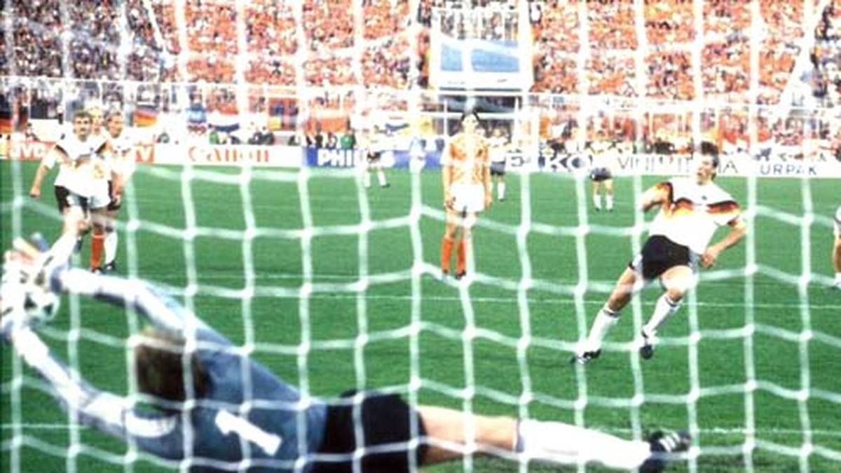 Lothar Matthäus erzielt in der 25. Minute per Foulelfmeter die Führung, doch es reicht nicht