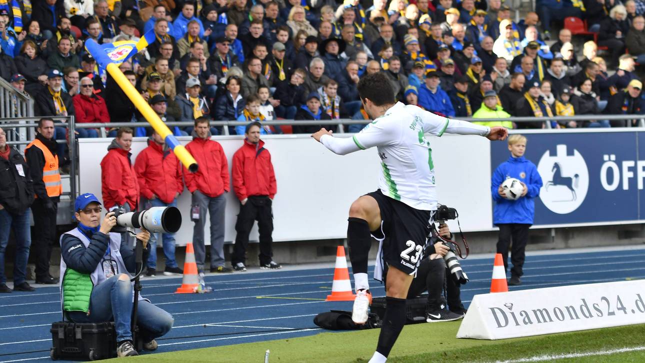Dämlich-Rot: Fürth attackiert Schiri