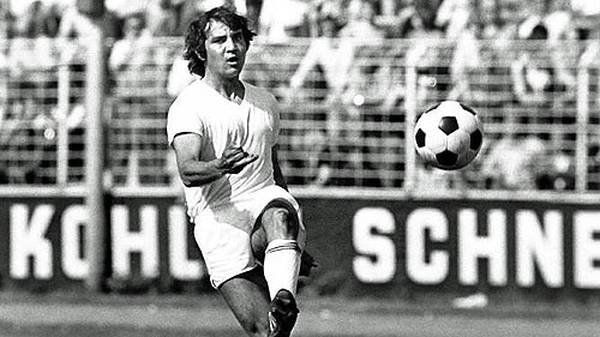 Die Profi-Karriere des Felix Magath beginnt in Saarbrücken. Nachdem er in der Jugend für den VfR Nilkheim und den TV Aschaffenburg kickte, wagt der damals 21-Jährige 1974 den Sprung von Viktoria Aschaffenburg in die Zweite Liga. Für den 1. FC Saarbrücken erzielt er in 76 Spielen 29 Tore