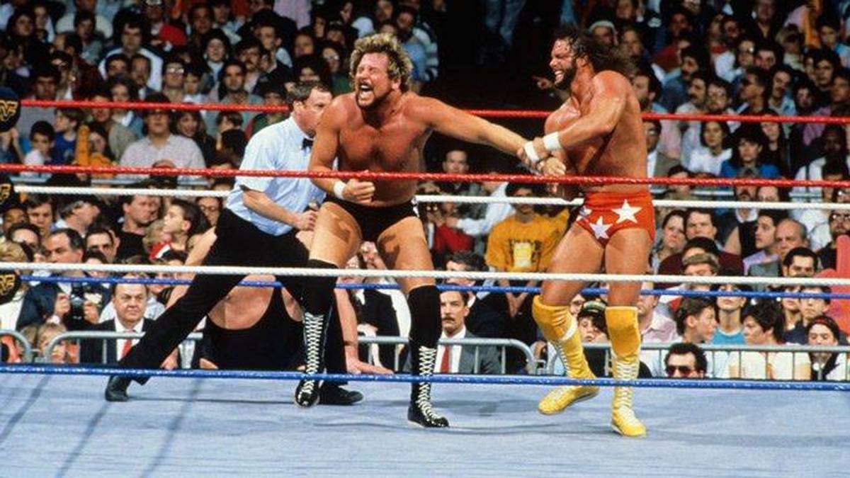 WRESTLEMANIA IV: RANDY SAVAGE besiegt TED DIBIASE. 1988 versuchte es die WWF mit neuen Gesichtern, in einem Turnier um den vakanten WWF World Title besiegte Publikumsliebling Savage (r.) den "Million Dollar Man" Ted DiBiase