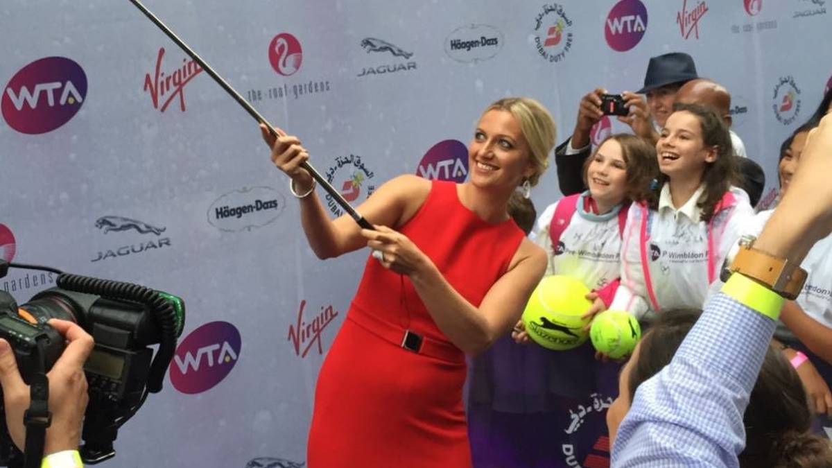 Petra Kvitova wählt ebenfalls einen rotes Dress und knipst fleißig Fotos mit den Fans
