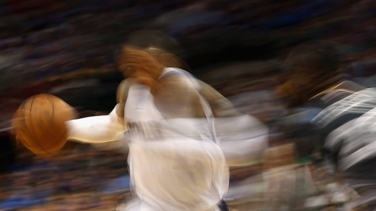 Ähnlich geht es den Dallas Mavericks im Duell mit den Golden State Warriors - und das, obwohl Monta Ellis so schnell unterwegs ist, dass ihn nicht einmal die Kameras ordentlich einfangen können