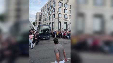 Vielleicht zum letzten Mal ist Cristiano Ronaldo als aktiver Spieler in Deutschland. Entsprechend ist der Hype um den mehrfachen Weltfußballer groß. So groß, dass der Teambus der Portugiesen kaum abfahren kann. 