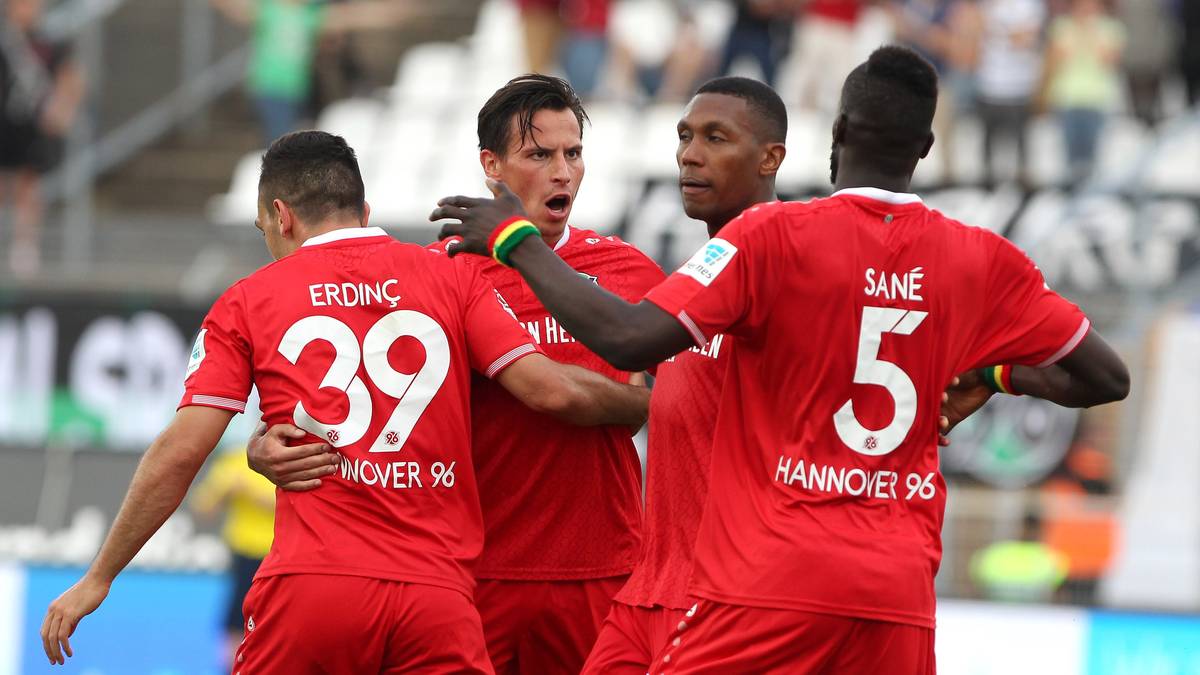 Die Gäste bejubeln den Ausgleich und anschließend den ersten Zähler der neuen Saison 