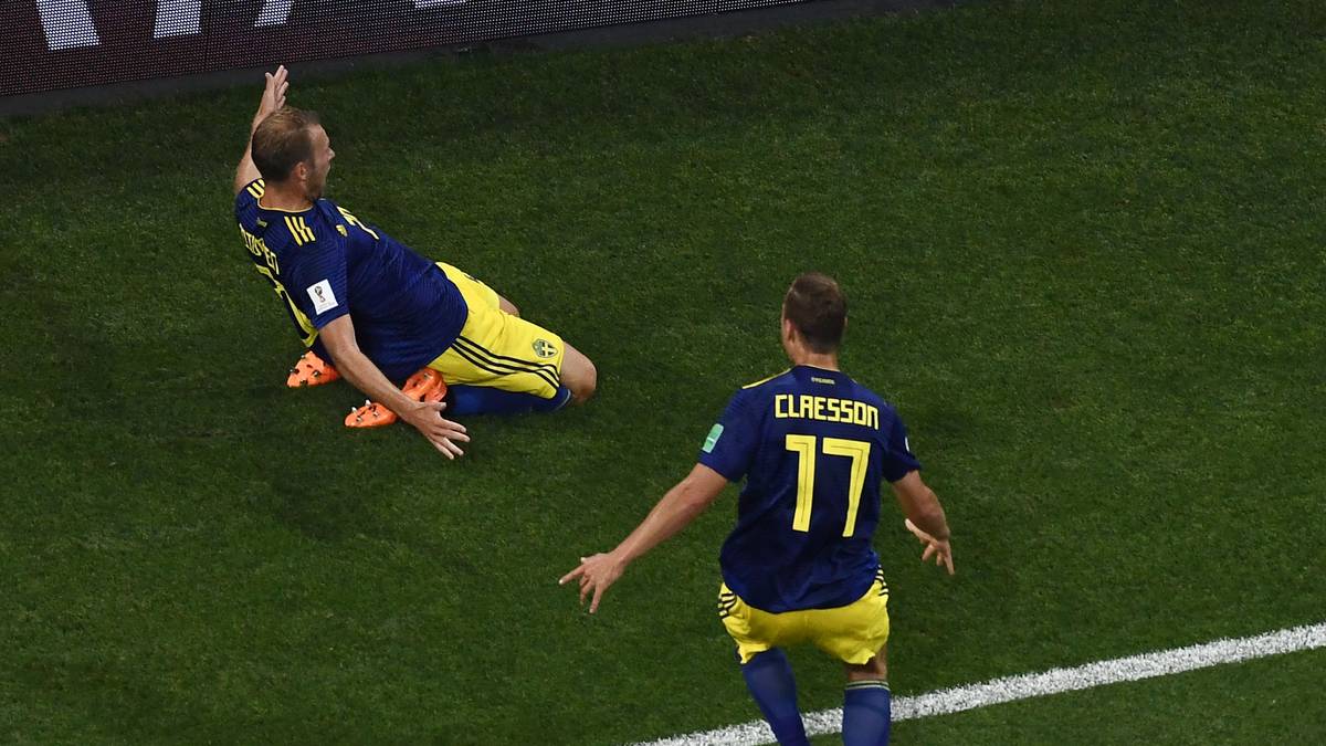 In der 32. Minute dann der nächste Rückschlag: Fehlpass Toni Kroos im Mittelfeld, Konter der Schweden und Ola Toivonen verwandelte zum 1:0. Nach drei Halbzeiten schien das Turnier für den Titelverteidiger bereits beendet