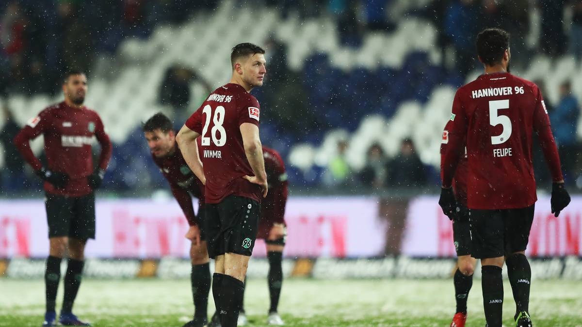 Und bei den Niedersachsen sieht es kein bisschen besser aus: Hannover hat nach 26 Partien 18 Mal verloren, fünf Mal unentschieden gespielt und drei Mal gewonnen. Ein Torverhältnis von -37 kommt erschwerend hinzu