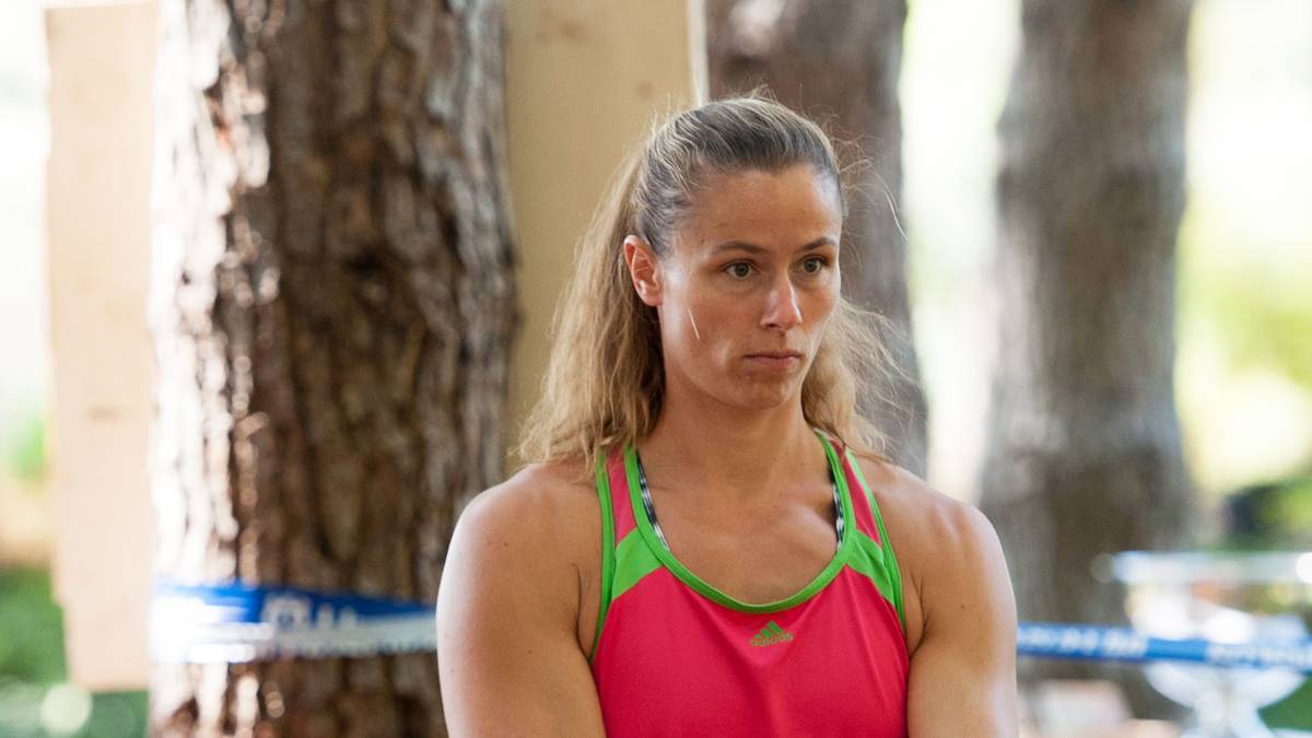 Verdammte Axt! Speerwerferin Katharina Molitor guckt aufgrund des ungewohnten Arbeitgeräts noch etwas skeptisch