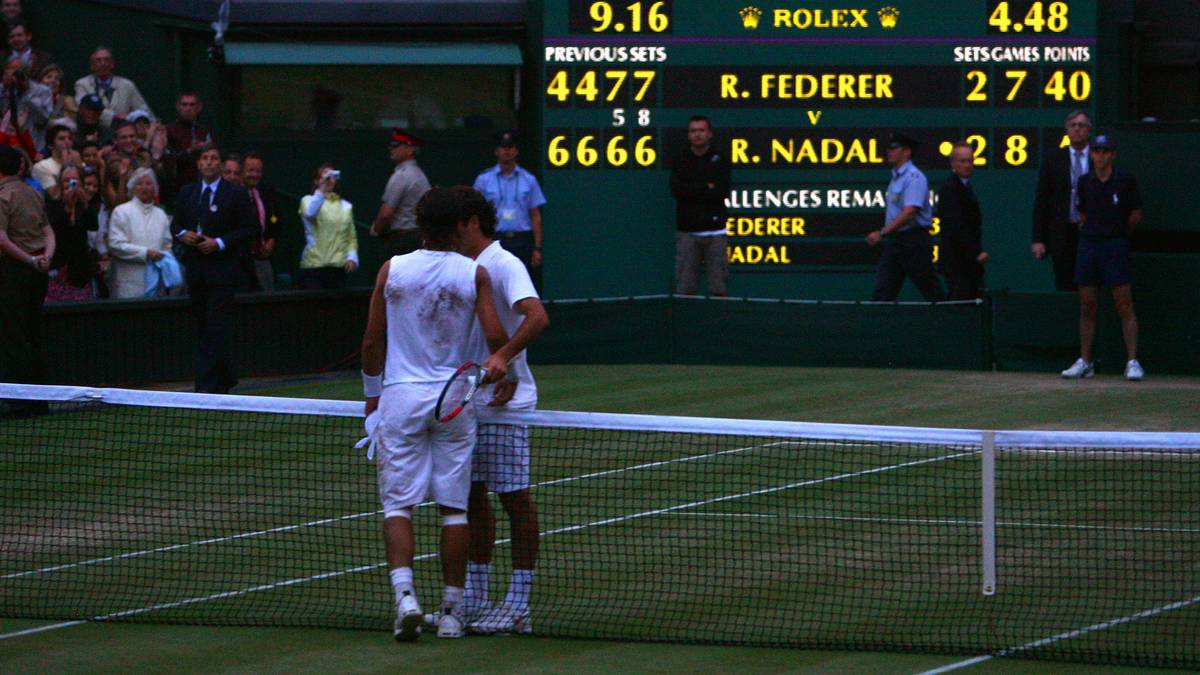 Ohne Grand-Slam-Rückenwind und geschwächt vom Pfeifferschen Drüsenfieber will Federer 2008 in Wimbledon zum sechsten Mal in Folge siegen. Nach 5:05 Stunden Spielzeit muss er sich nach einem der besten Spiele der Tennis-Geschichte jedoch Nadal in fünf Sätzen geschlagen geben - Federers Siegesserie auf Rasen reißt nach 65 Spielen