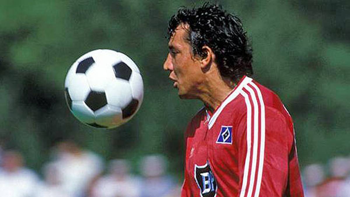 Nach zwei Jahren bei den Saarländern beginnt für Magath das große Abenteuer Bundesliga. Seine erste und zugleich letzte Station als Spieler im deutschen Fußball-Oberhaus ist der Hamburger SV