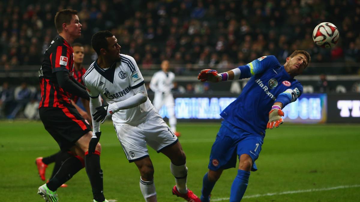 In Frankfurt steht ein Mann immer richtig: Kevin Trapp (r.). Der Torhüter von Eintracht Frankfurt bringt die Angreifer des FC Schalke zur Verzweiflung, die vor allem in der ersten Halbzeit Angriff um Angriff herausspielen.