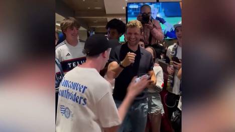 Thomas Müller ist am Flughafen von Vancouver angekommen. Das neue Abenteuer nimmt direkt Fahrt auf. Der ehemalige Bayern-Star bekommt sogar einen neuen Fangesang zu hören.