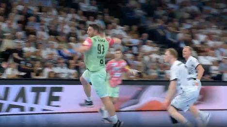 Das Topspiel zwischen dem THW Kiel und den Füchsen Berlin hielt, was es versprach. Beide Teams schenkten sich nichts, doch am Ende zeigte Berlin, wieso man dadurch von der Tabellenspitze grüßt.