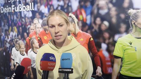 DFB-Spielerin Rebecca Knaak verrät, was sie von der englischen Liga und dem Wechsel von Sydney Lohmanns zu Manchester City hält. 