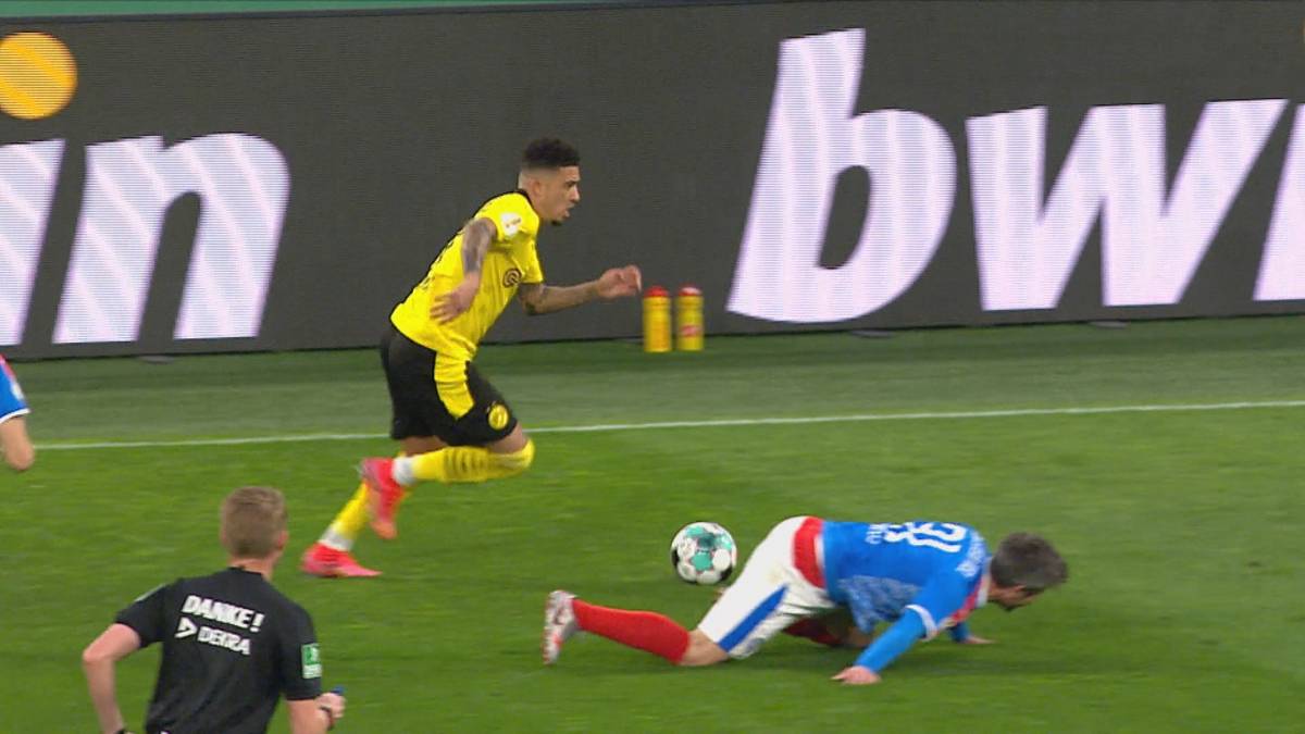 Mit einer Körpertäuschung bringt Jadon Sancho den Kieler Fin Bartels im DFB-Pokal-Halbfinale zu Fall. Die Szene postet der BVB-Star anschließend auf Instagram.