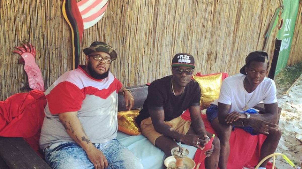 Mit seinen Kumpels entspannt Schröder gerne auch mal bei einer Wasserpfeife