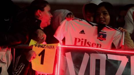 Kap Verdes Keeper Vozinha entpuppte sich bei der vergangenen WM als einer der großen Überraschungen. Nun unterschrieb er mit 40 Jahren nochmal einen neuen Vertrag bei Colo-Colo. Bei der Ankunft in Chile wurde er frenetisch gefeiert.