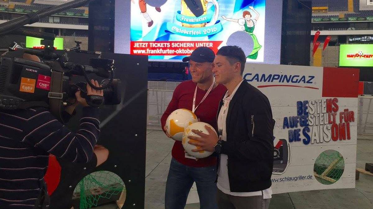 Thorsten Legat mit seinem Sohn Leon bei der 1. Deutschen Torwandmeisterschaft.