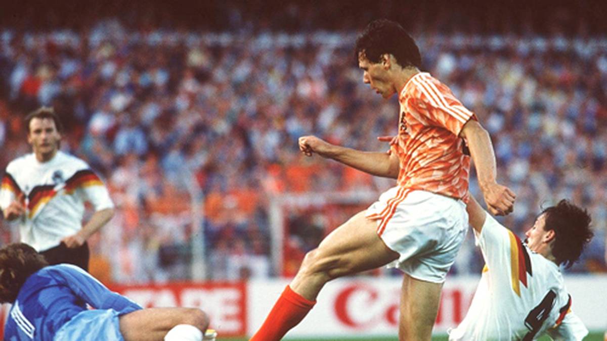 Nach Ronald Koemans Ausgleich (74.) sorgt Marco van Basten (2.v.r.) in der 89. Minute für das deutsche Aus bei der Heim-EM. Im Anschluss an das Spiel sorgt Koeman für einen Eklat, als er sich mit dem Trikot von Olaf Thon den Hintern abwischt. Später wird die Niederlande durch ein 2:0 im Endspiel gegen die UdSSR erstmals Europameister