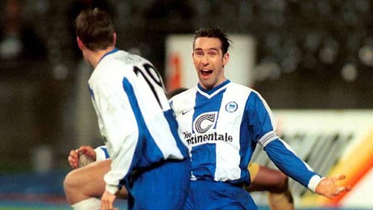 Nach der Wiedervereinigung ist die Zweite Liga zweigleisig: Im Süden ist es Saarbrückens Michael Preetz (17 Tore, hier im Hertha-Trikot)...