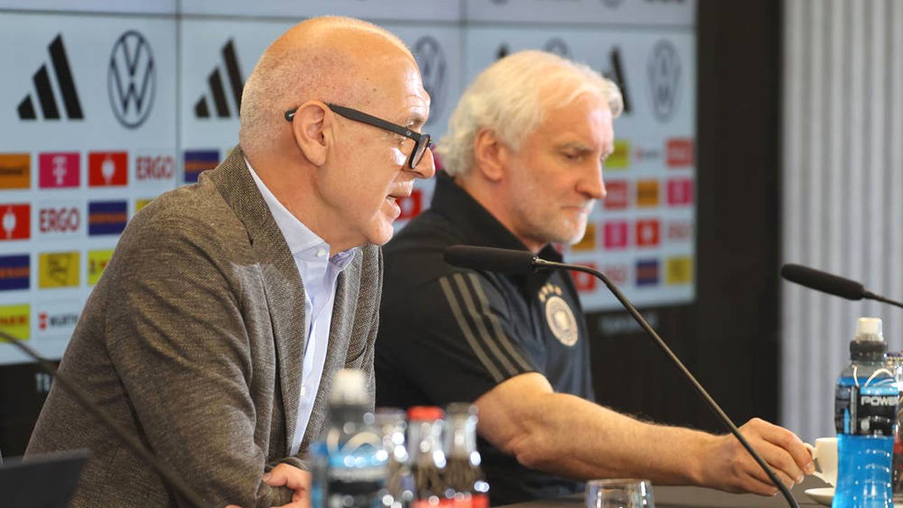 Bernd Neuendorf und Rudi Völler sind stolz auf die besondere Anstoßzeit