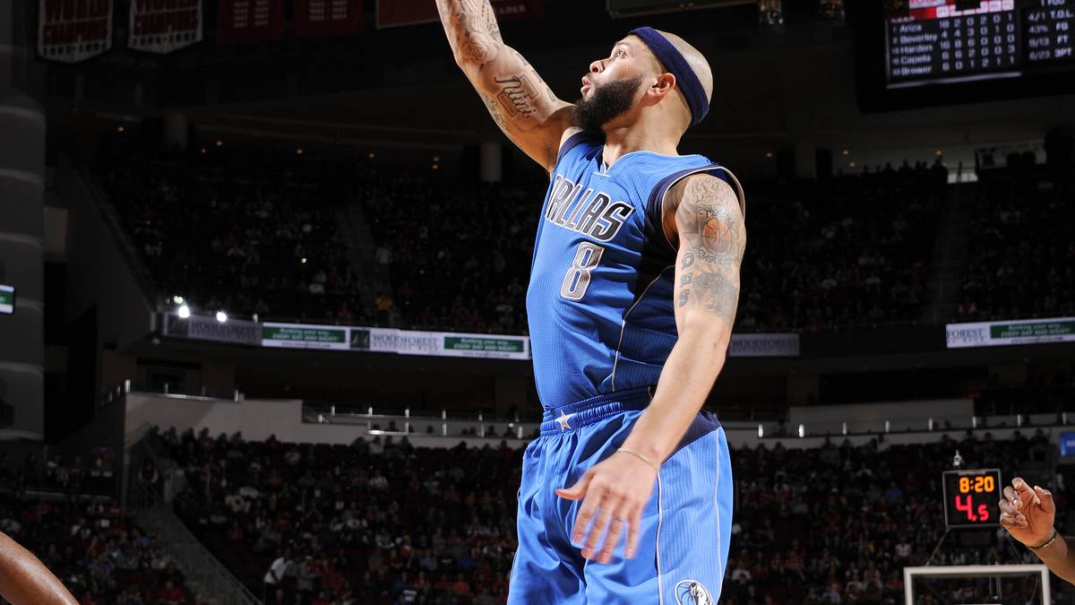 Auch der einhändige Williams steht so nicht im Lehrbuch des Basketballs. Kein Wunder, dass sich Dallas Mavericks im Texas-Derby von den Rockets im letzten Viertel noch haben abfangen lassen
