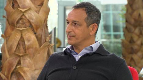 Rachid Azzouzi, Geschäftsführer Sport SpVgg Greuther Fürth, analysiert mit der STAHLWERK Doppelpass Runde den schweren Start der Fürther.  