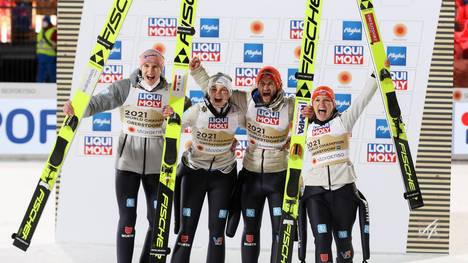 Die Skispringer Karl Geiger, Anna Rupprecht, Markus Eisenbichler und Katharina Althaus (v.l.) gewannen Gold im Mixed