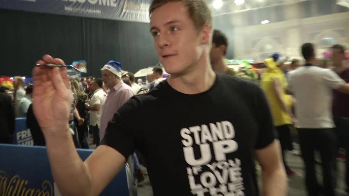 Der Bruder von Weltmeister Toni stellt sein Können auch gleich im Alexandra Palace am Board unter Beweis