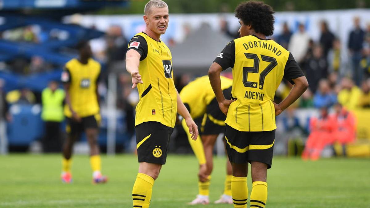 Julian Ryerson (links, hier mit Karim Adeyemi) verletzte sich im Testspiel von Borussia Dortmund gegen Erzgebirge Aue 