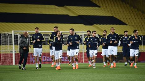 Die Spieler von Fenerbahce Istanbul warteten im leeren Stadion vergeblich auf den Gegner