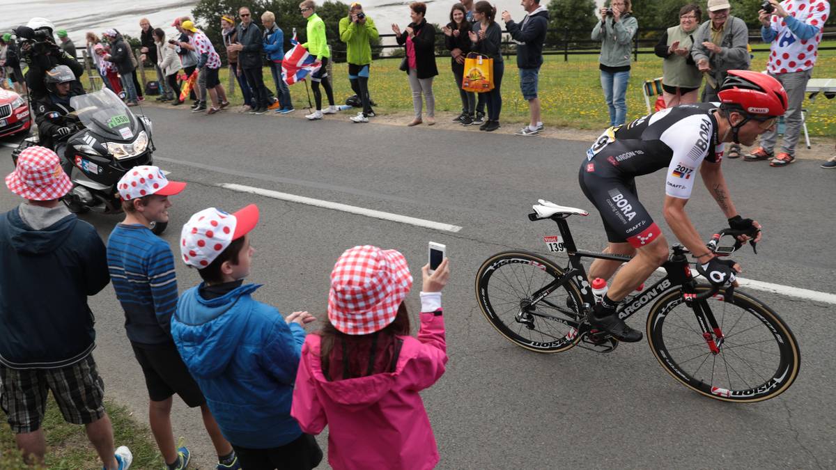 Paul Voss reißt mehrmals aus und sichert sich den Sieg in den beiden Bergwertungen