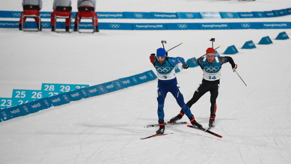 Was für ein Finale im Biathlon-Massenstart über 15km. Martin Fourcade (l.) und Simon Schempp gehen gemeinsam auf die Schlussrunde