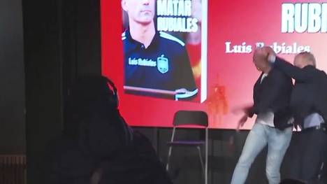 Luis Rubiales wird bei der Vorstellung seines eigenen Buches aus dem Publikum mit Eiern beworfen.